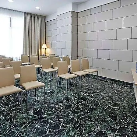 Nh萨拉戈萨城市酒店 4*
